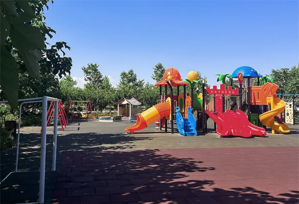 дитячий майданчик